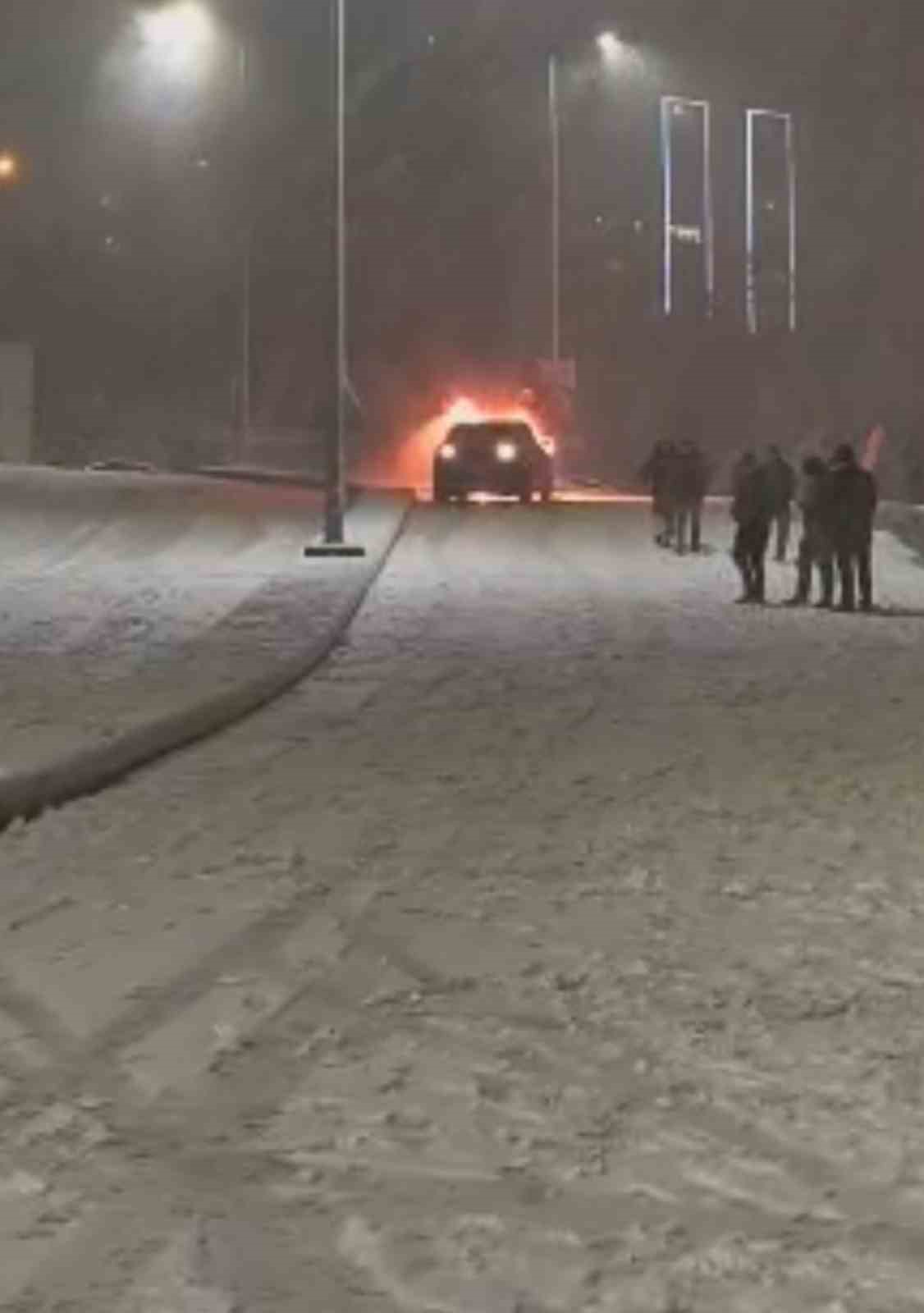 Samsun’da karlı yokuşta cip alev aldı