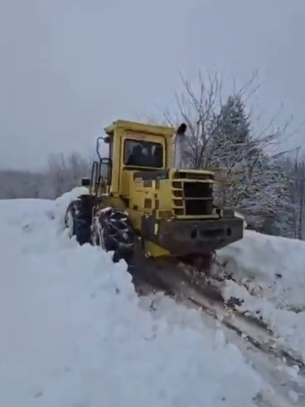 Yolu kapanan k&ouml;ydeki hastanın ila&ccedil;ları i&ccedil;in ekipler seferber oldu
