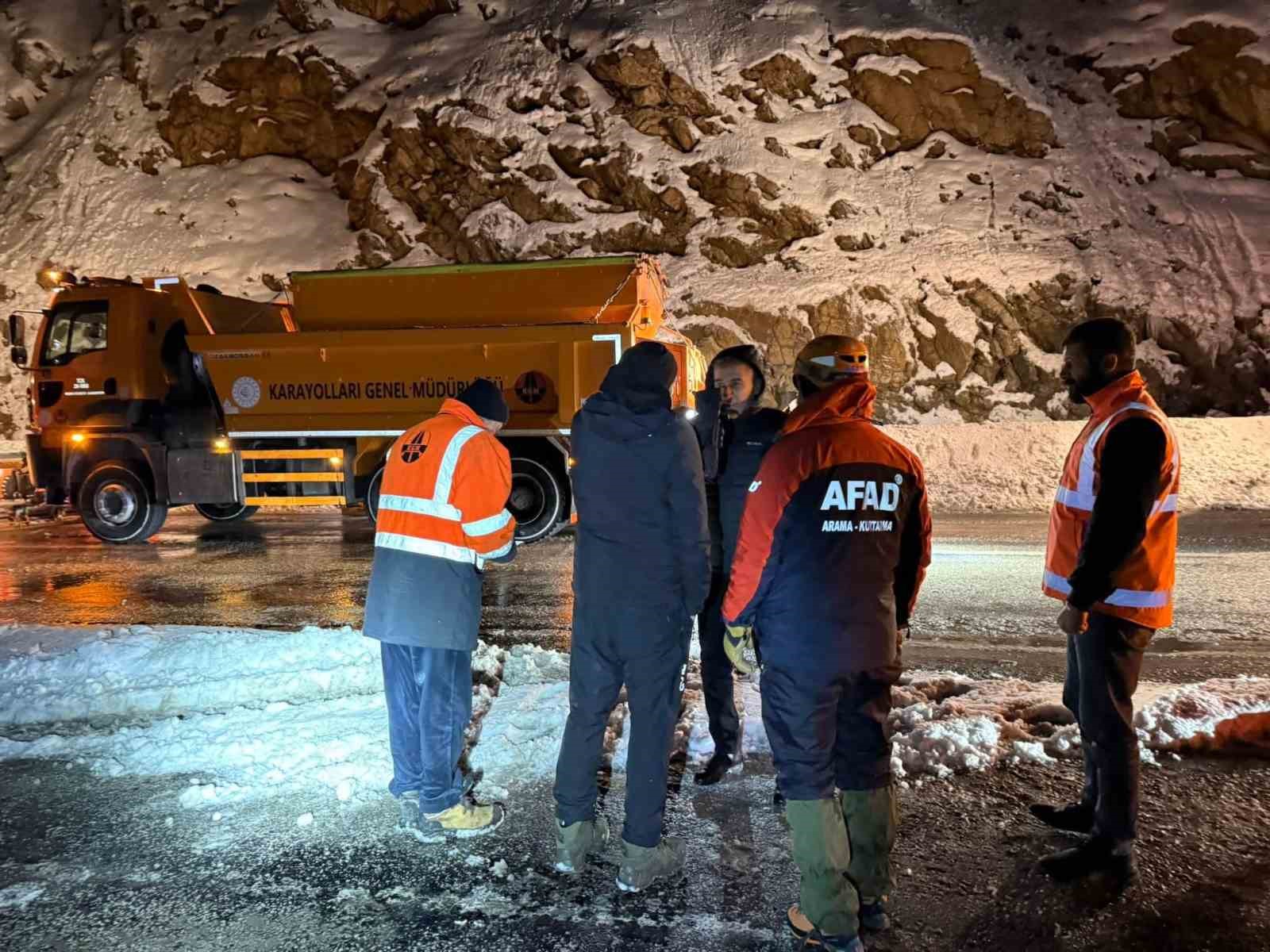 Van-Bitlis karayoluna &ccedil;ığ d&uuml;şt&uuml;
