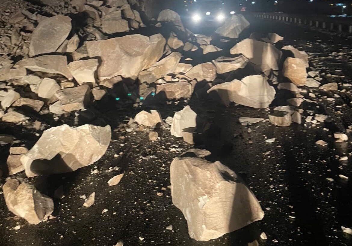 Dağdan kopan kayalar yolu trafiğe kapattı
