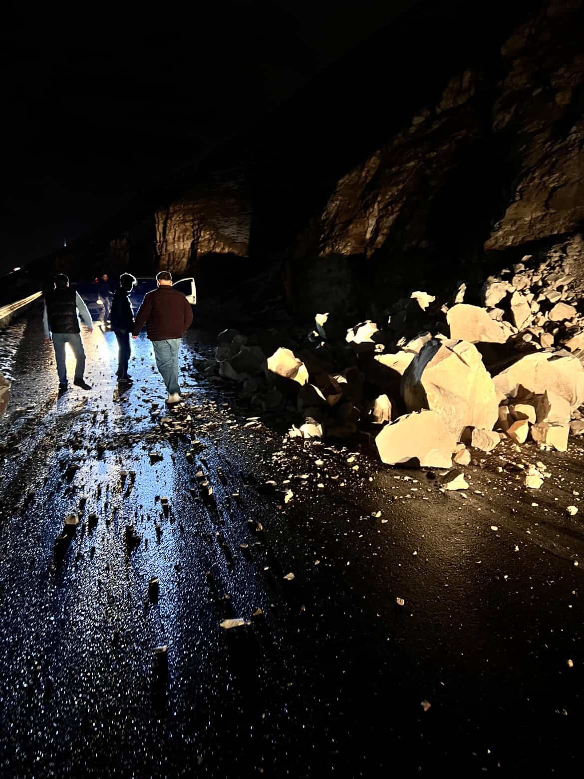 Dağdan kopan kayalar yolu trafiğe kapattı
