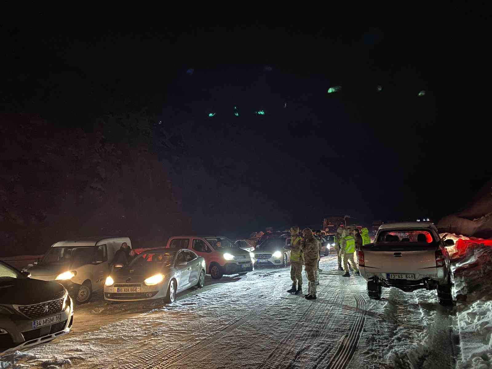 Bitlis-Baykan yolu ulaşıma kapandı, 3 saat sonra kontrollü açıldı