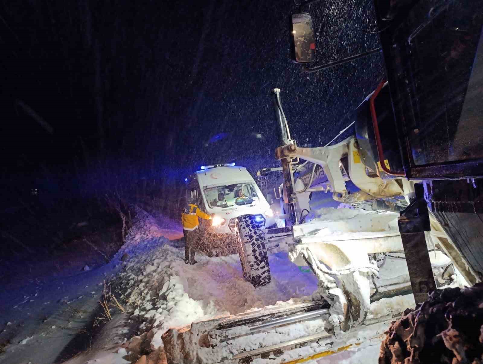 Sağlık ekipleri greyder eşliğinde 1 yaşındaki Mina&rsquo;ya ulaştı
