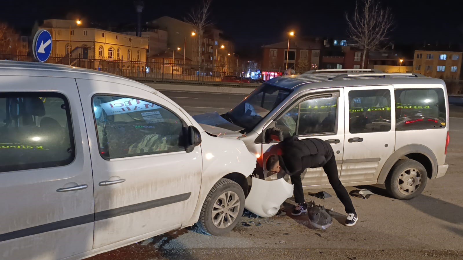 İneg&ouml;l&rsquo;de iki ara&ccedil; kafa kafaya &ccedil;arpıştı: 3 yaralı
