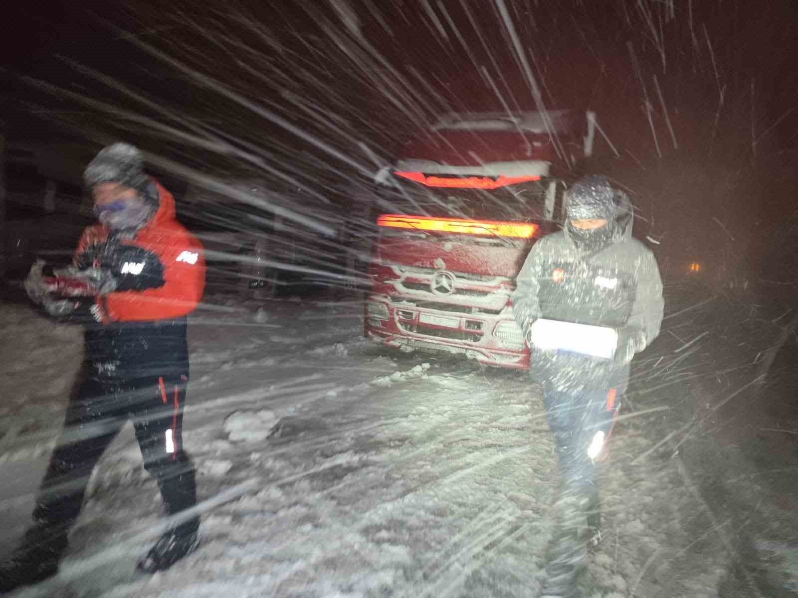 Kardan dolayı mahsur kalanlara kumanya desteği