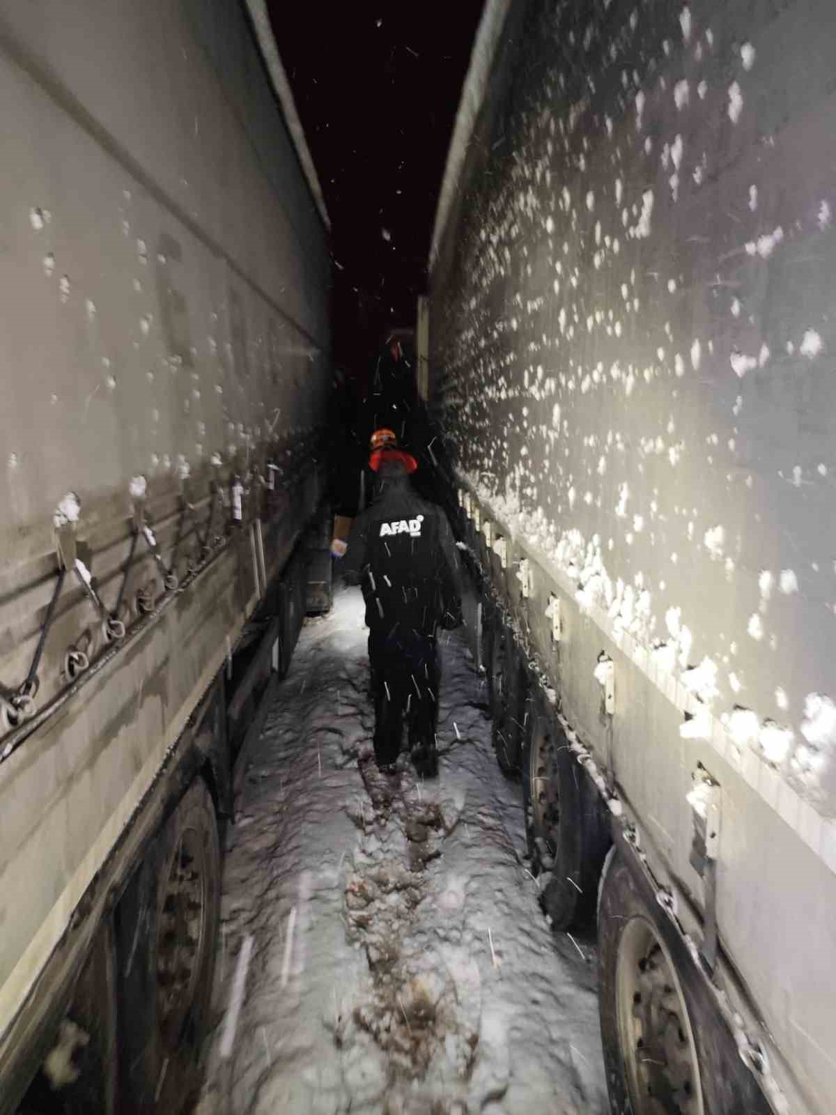 Kardan dolayı mahsur kalanlara kumanya desteği
