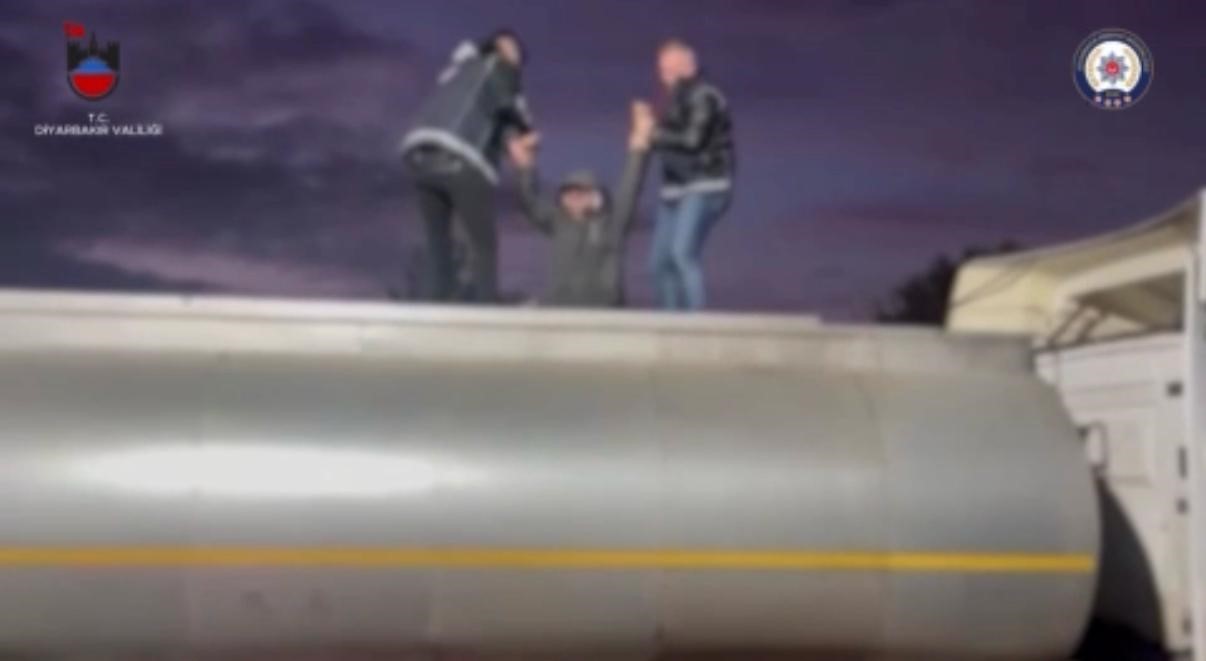 Diyarbakır'da atık tankeri içinde Afganistan uyruklu 32 düzensiz göçmen yakalanırken, 5 organizatörden 4'ü tutuklandı, birine ev hapsi cezası verildi.