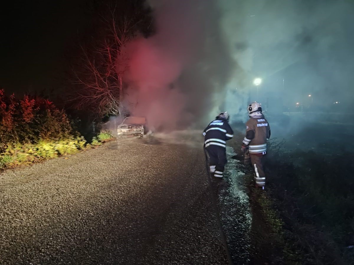 D&ouml;rtyol&rsquo;da yanan otomobil kullanılmaz hale geldi
