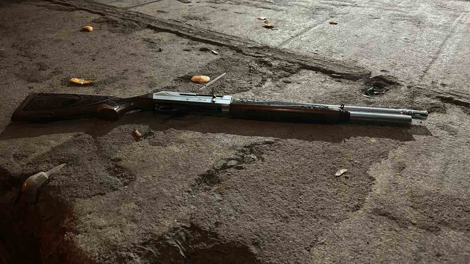 Yılbaşını kutlamak için evlerin bulunduğu sokakta havaya ateş açan şahıs yaptığıyla hayrete düşürdü