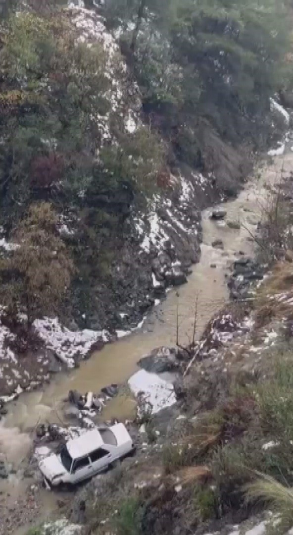 Metrelerce y&uuml;ksekten dereye u&ccedil;an otomobilden kendini atarak kurtardı
