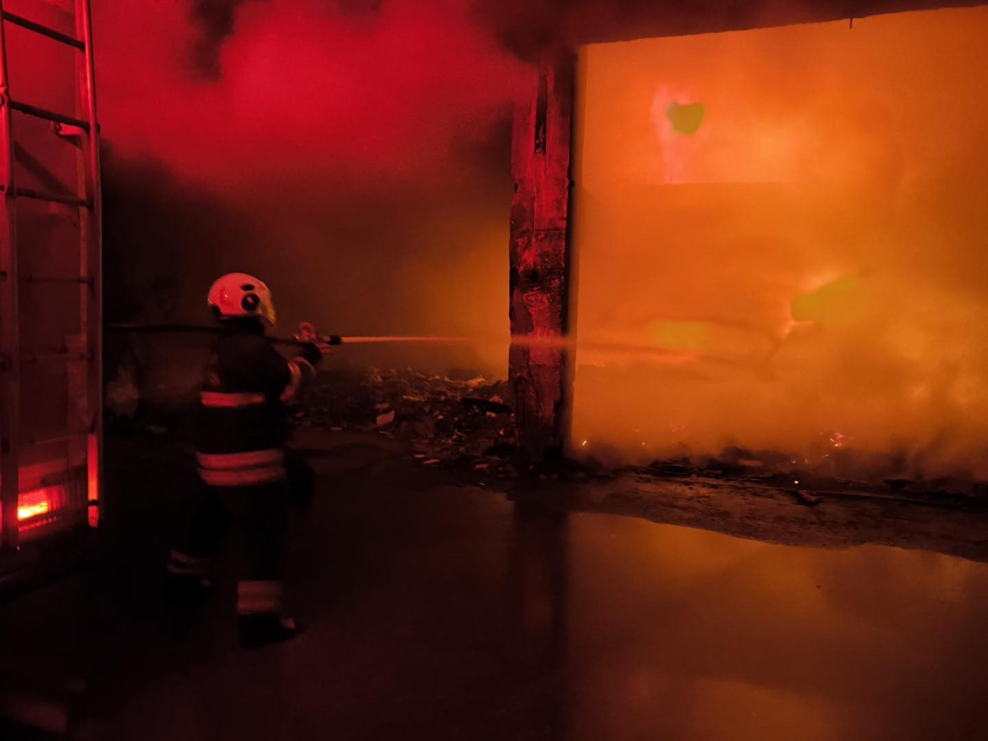 İskenderun’da metruk bina yangını