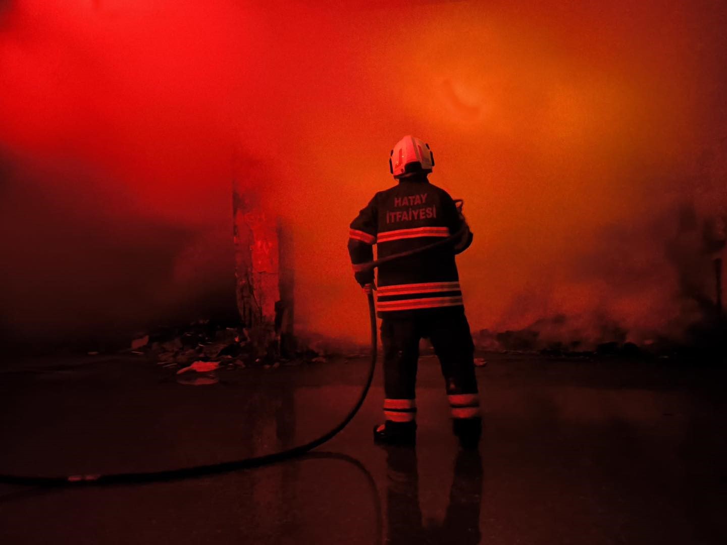 İskenderun&rsquo;da metruk bina yangını
