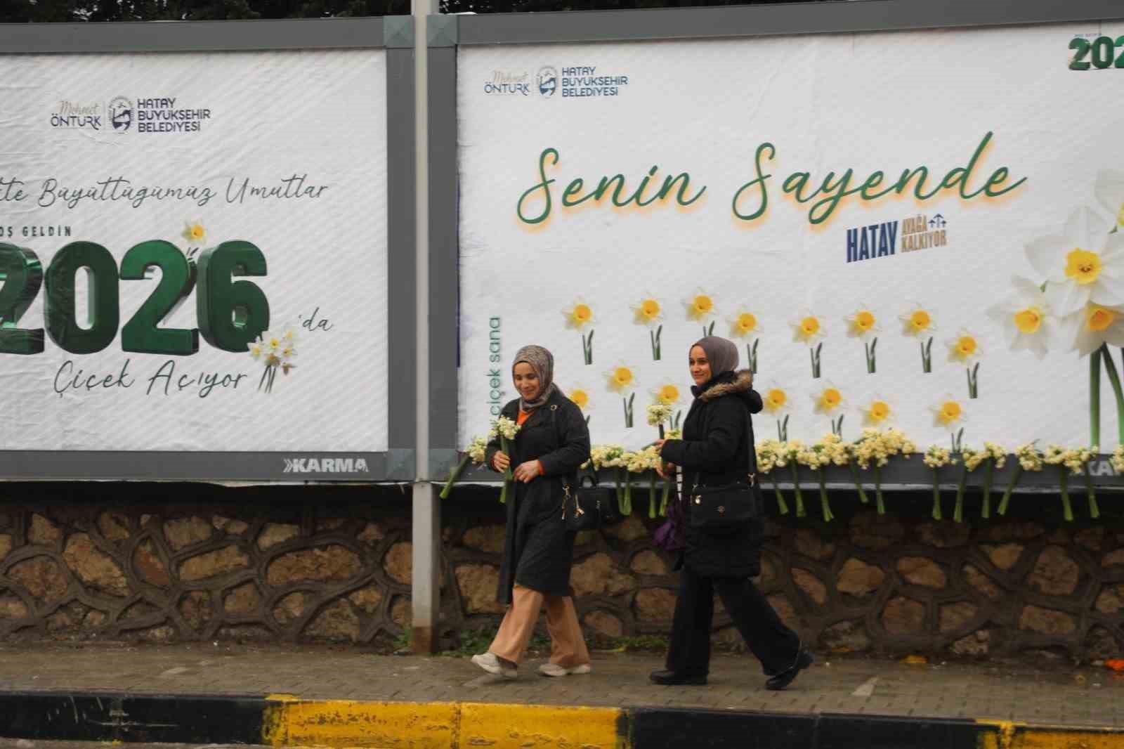 Yeni yılın ilk hediyesi vatandaşlara billboardlar &uuml;zerinde verildi
