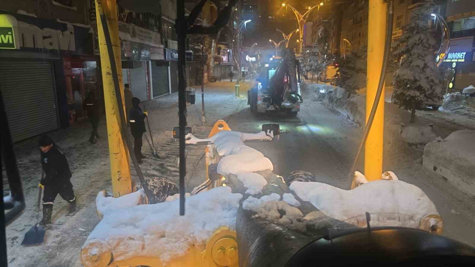 Hakkari&rsquo;de kar dağları şehir dışına &ccedil;ıkartılıyor
