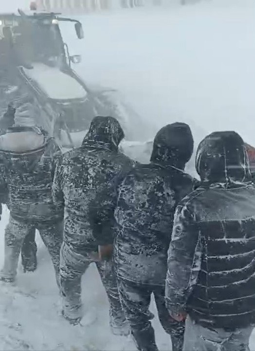 Yüksekova’da taziyeye gidenler fırtınaya yakalandı