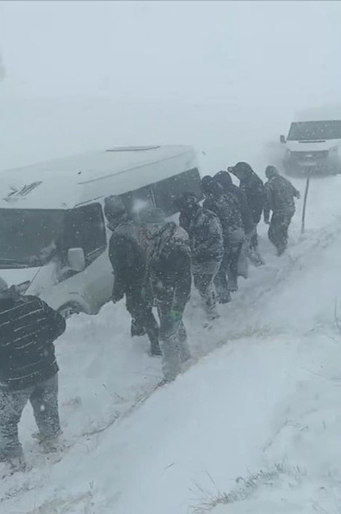 Yüksekova’da taziyeye gidenler fırtınaya yakalandı