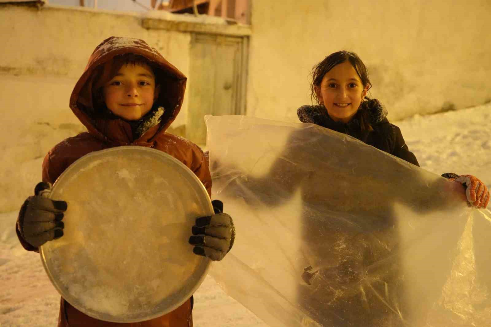 Bayburt&rsquo;ta kar tatilini fırsat bilen &ccedil;ocuklar soluğu dışarıda aldı
