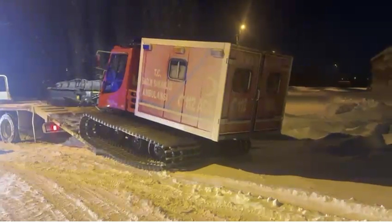 Nefes darlığı yaşayan hasta karla kaplı k&ouml;yden paletli ambulansla kurtarıldı
