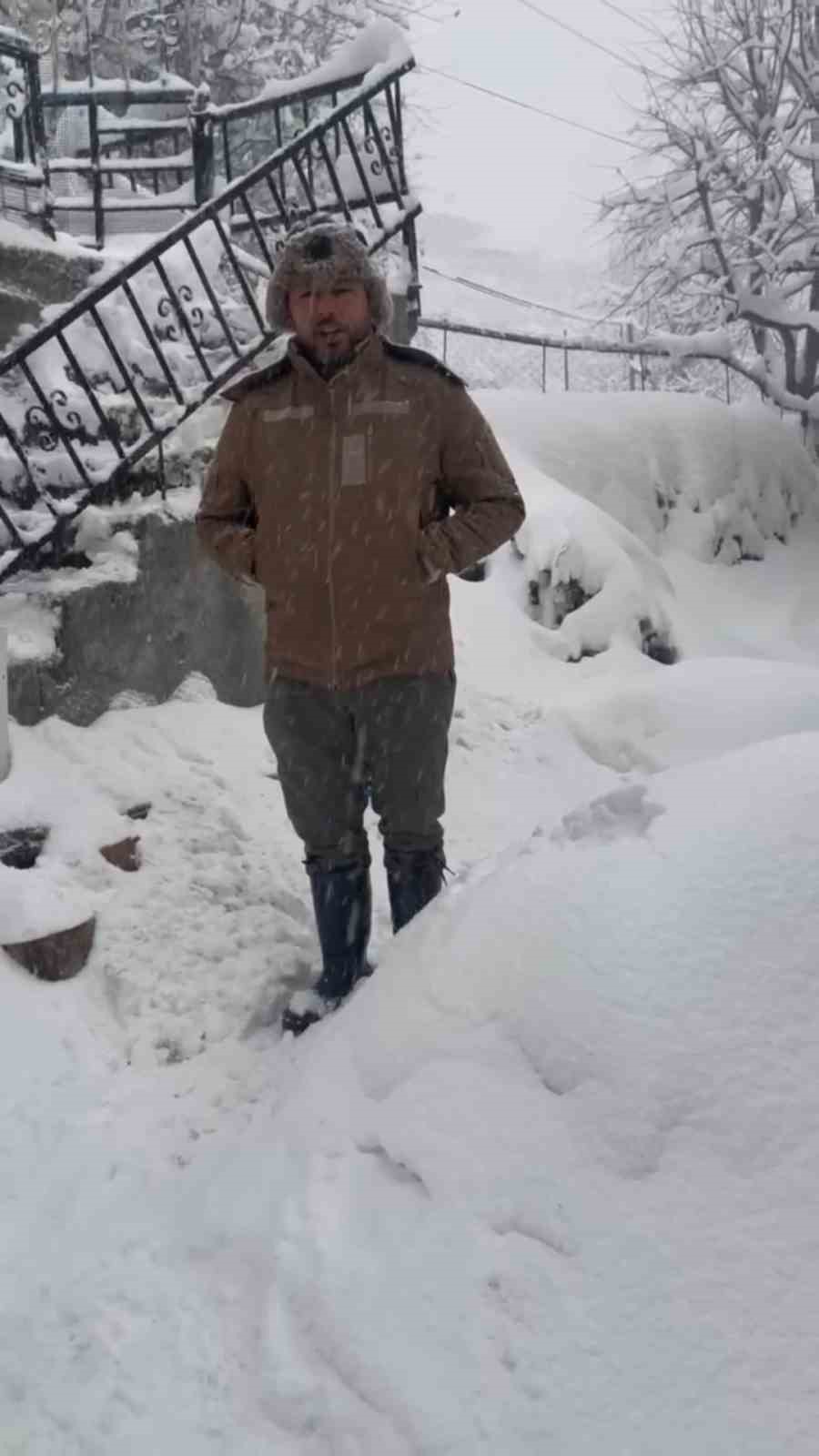 Kar nedeniyle a&ccedil; kalan kurt, k&ouml;pek barınağına sığındı
