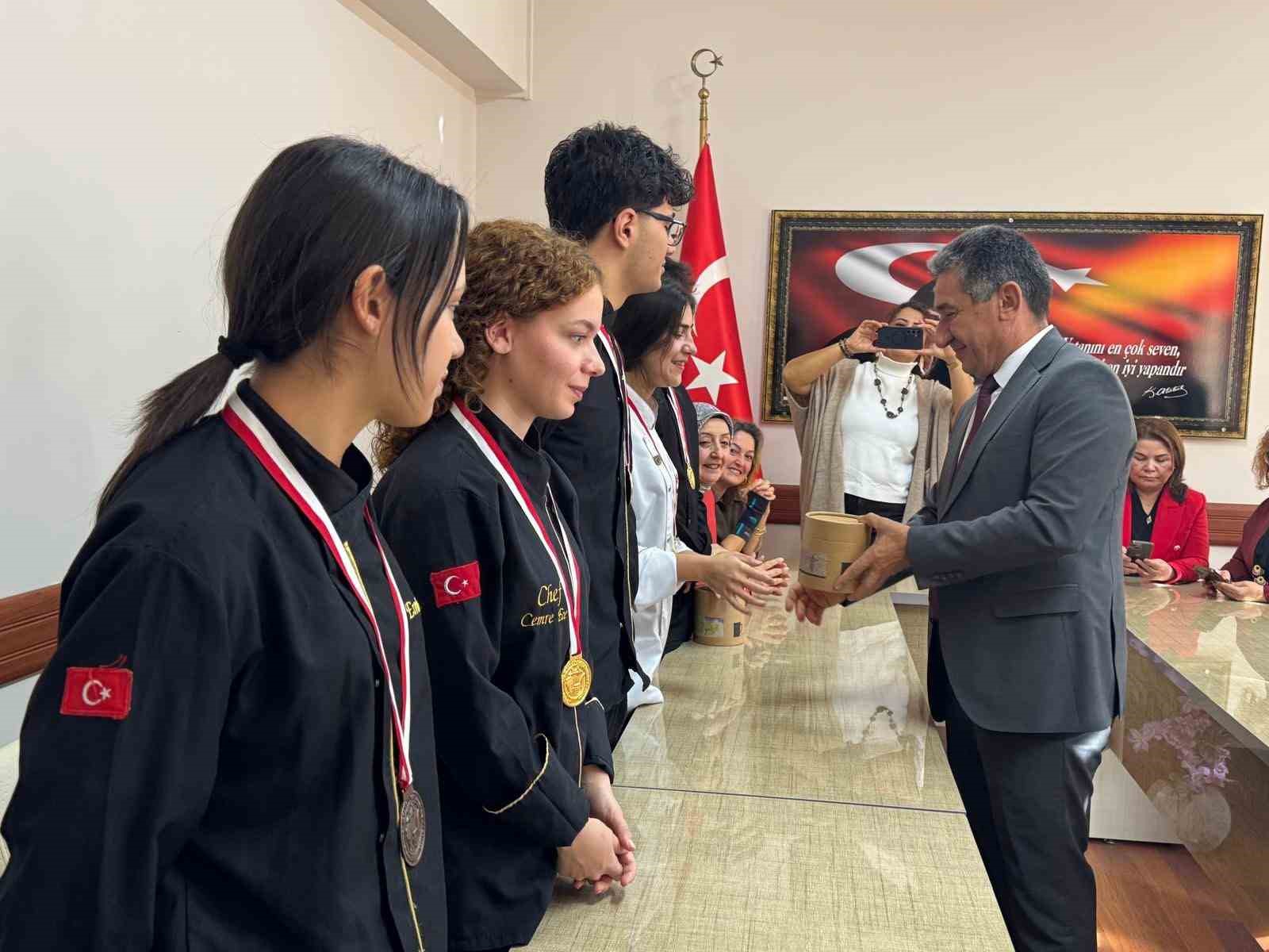 Menteşeli gen&ccedil; şefler, İstanbul&rsquo;dan 11 madalya ile d&ouml;nd&uuml;
