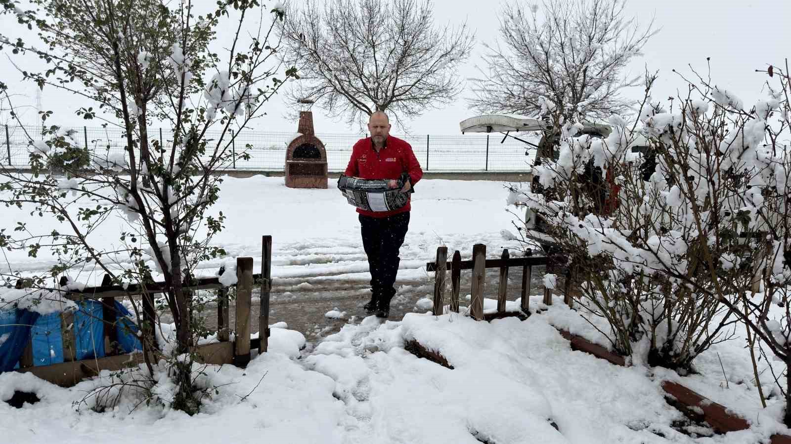 Soğuk havalarda sokak hayvanlarına şefkat eli
