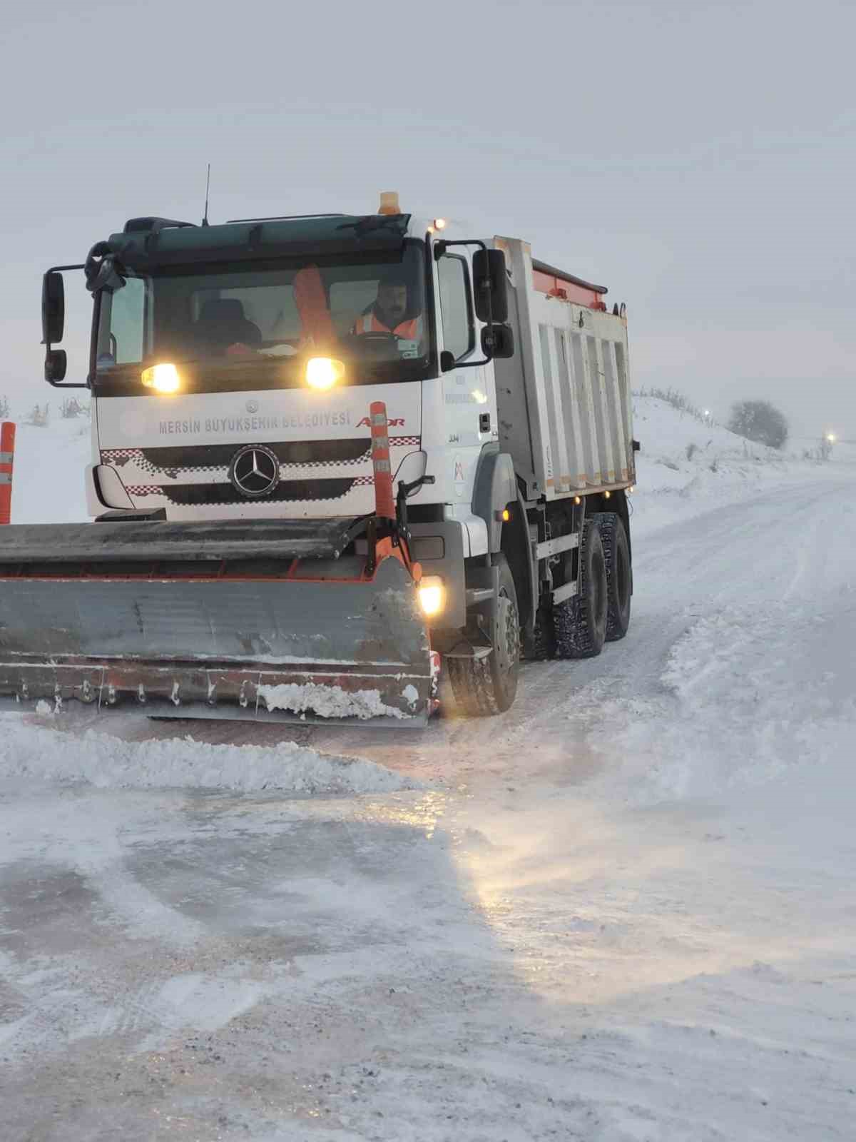 Mersin&rsquo;in y&uuml;ksek kesimlerinde karla m&uuml;cadele
