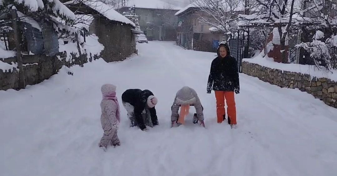 &Ccedil;ocuklar tipiye aldırmadı, kar topu oynadı
