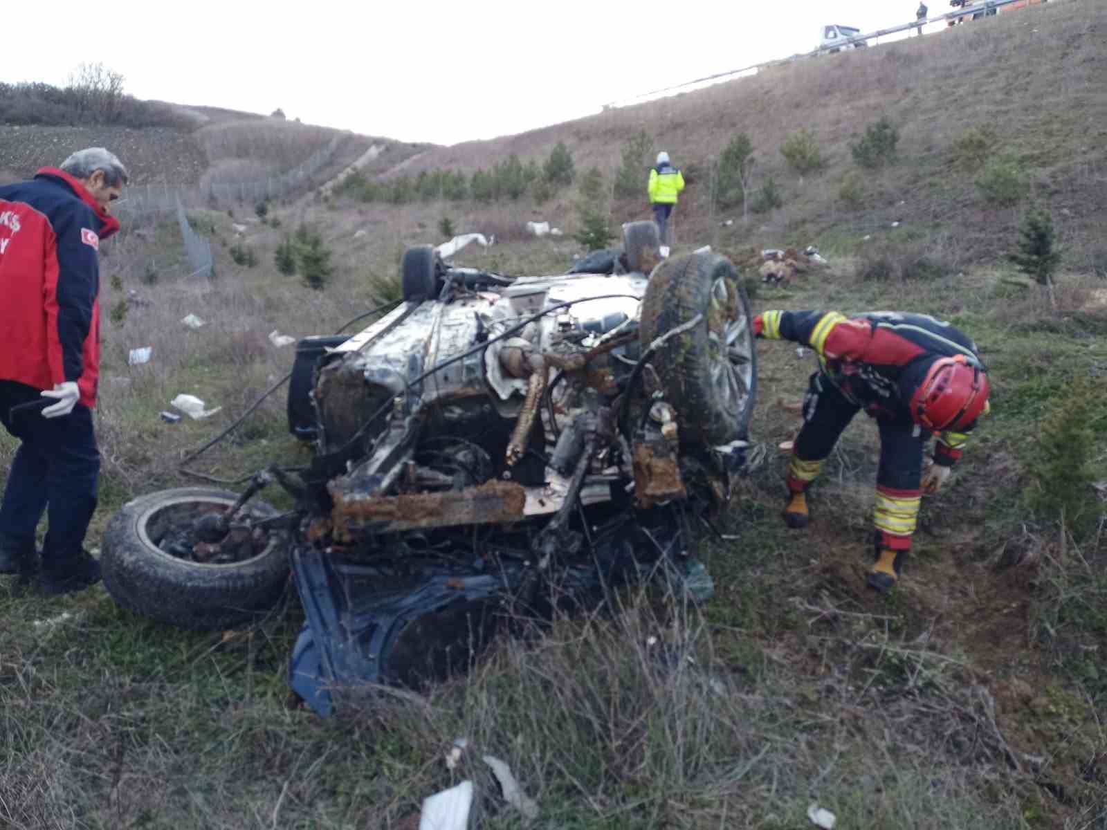 İzmir-İstanbul Otoyolu&rsquo;nda feci kaza: Otomobil şarampole yuvarlandı
