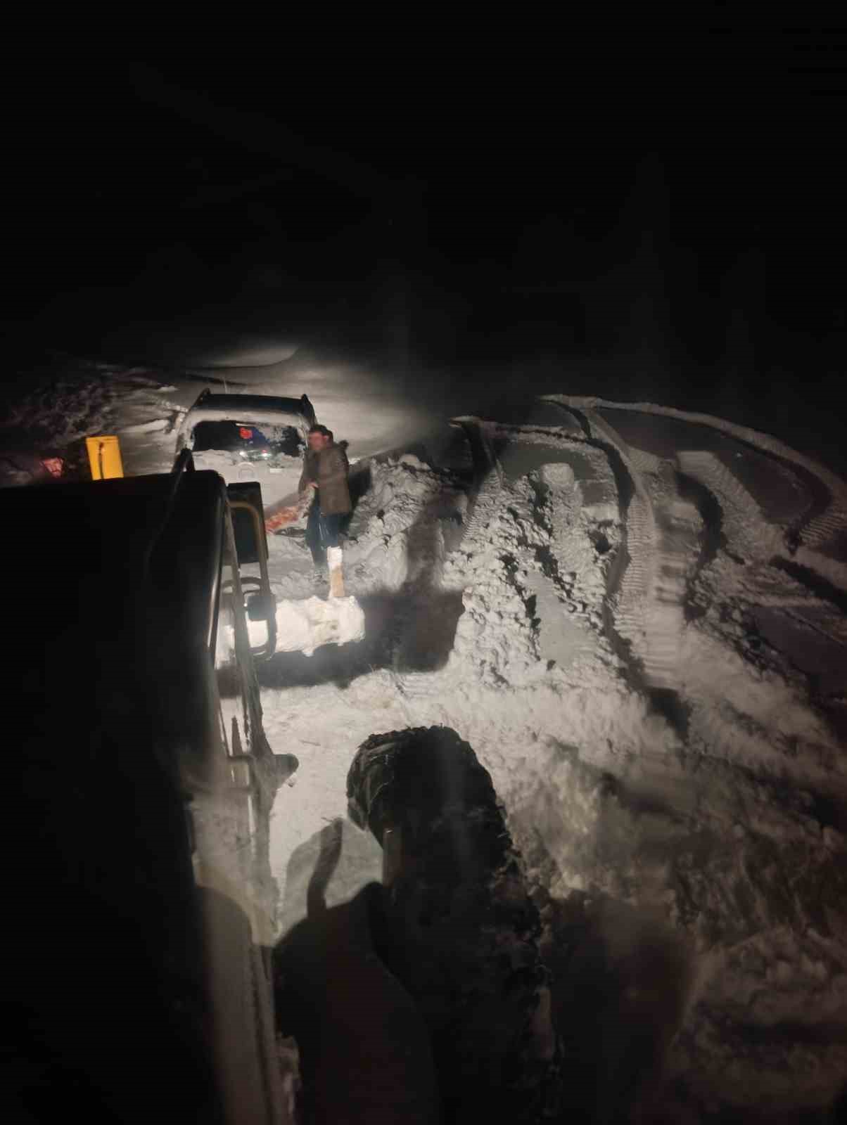 Tekman’da karda mahsur kalan araç belediye ekiplerince kurtarıldı