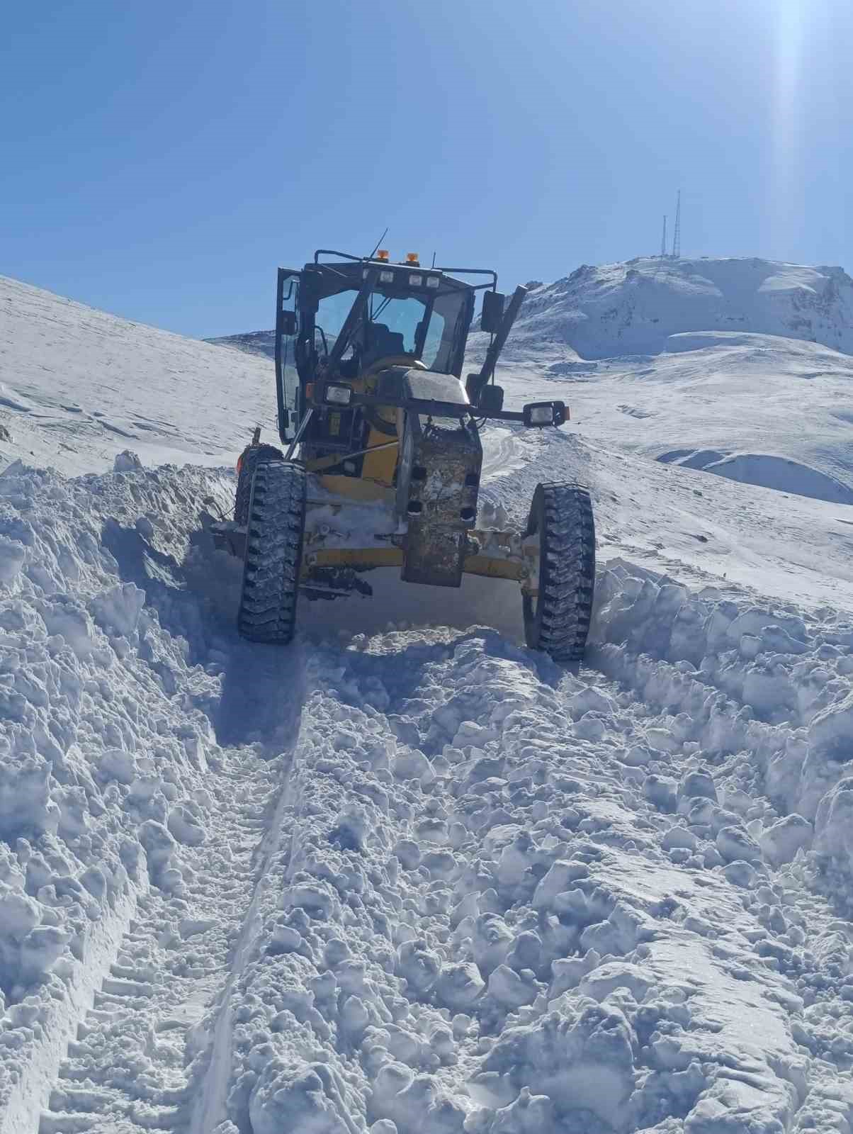 Tekman&rsquo;da karda mahsur kalan ara&ccedil; belediye ekiplerince kurtarıldı
