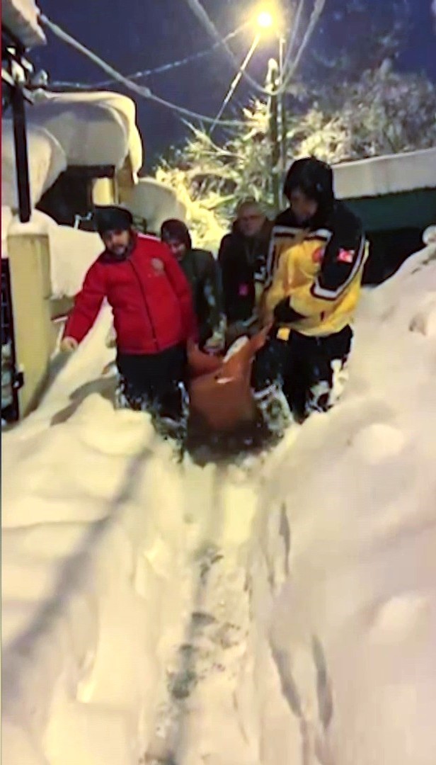 Karabük’te 80 santimetre karı aşıp yaşlı kadını taşıdılar