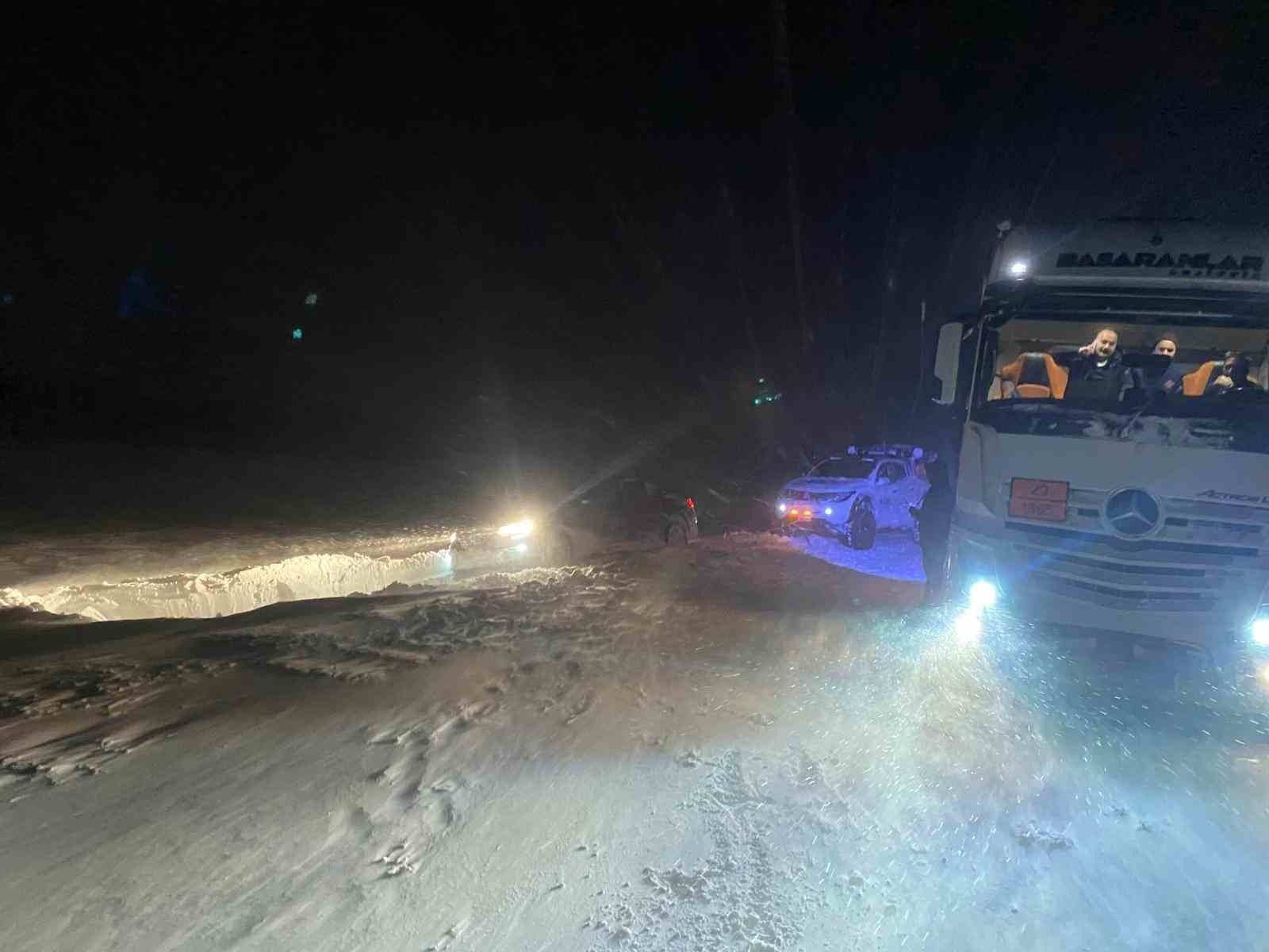Mahsur kalan sürücüler Off-road ekiplerince kurtarıldı