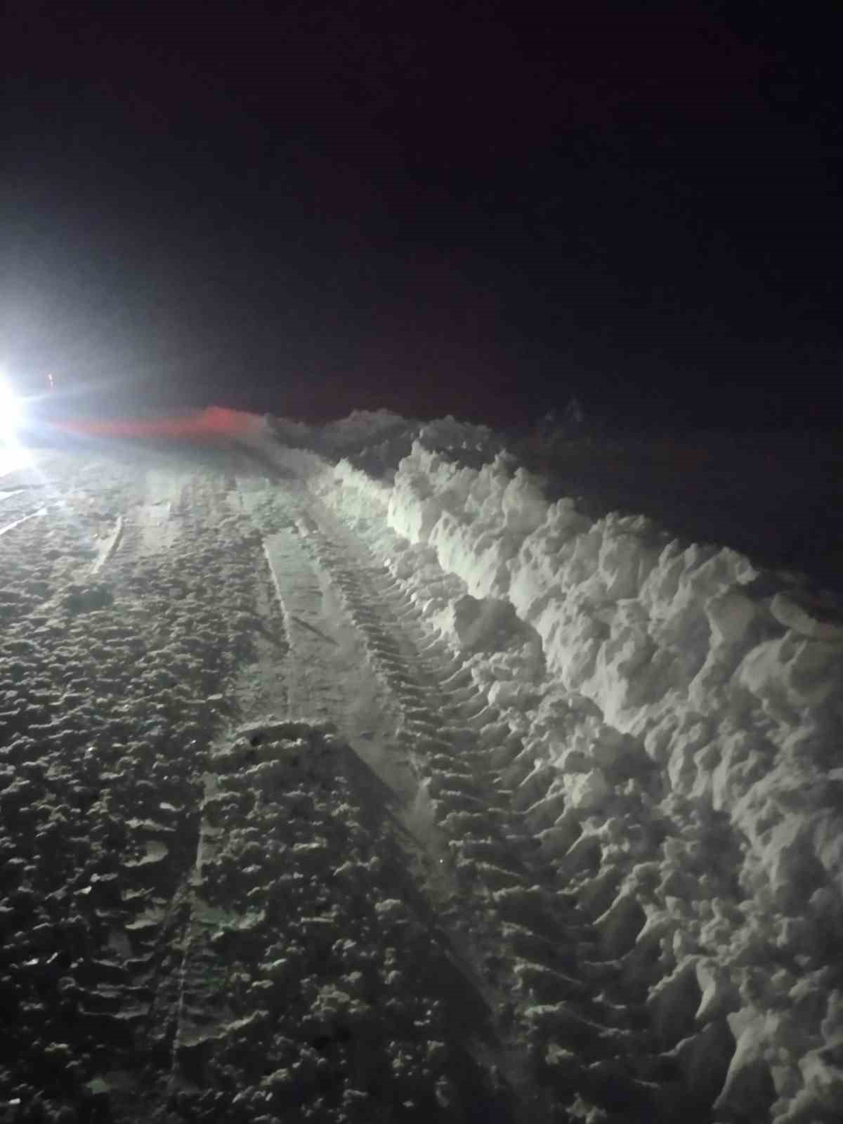 Büyükşehir kar ve tipiye karşı seferber: Kırsalda 187 yol açıldı, 46 yolda çalışma devam ediyor