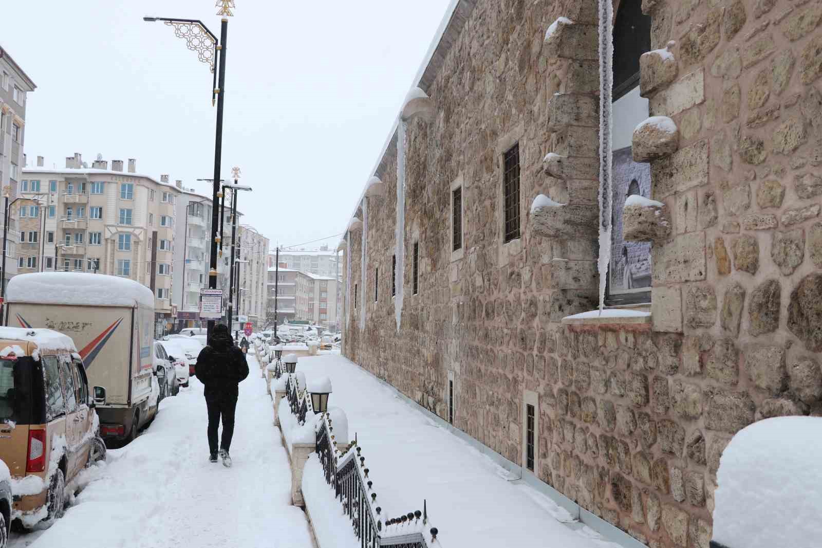 Sivas buz kesti, 3 metrelik buz sarkıtları oluştu
