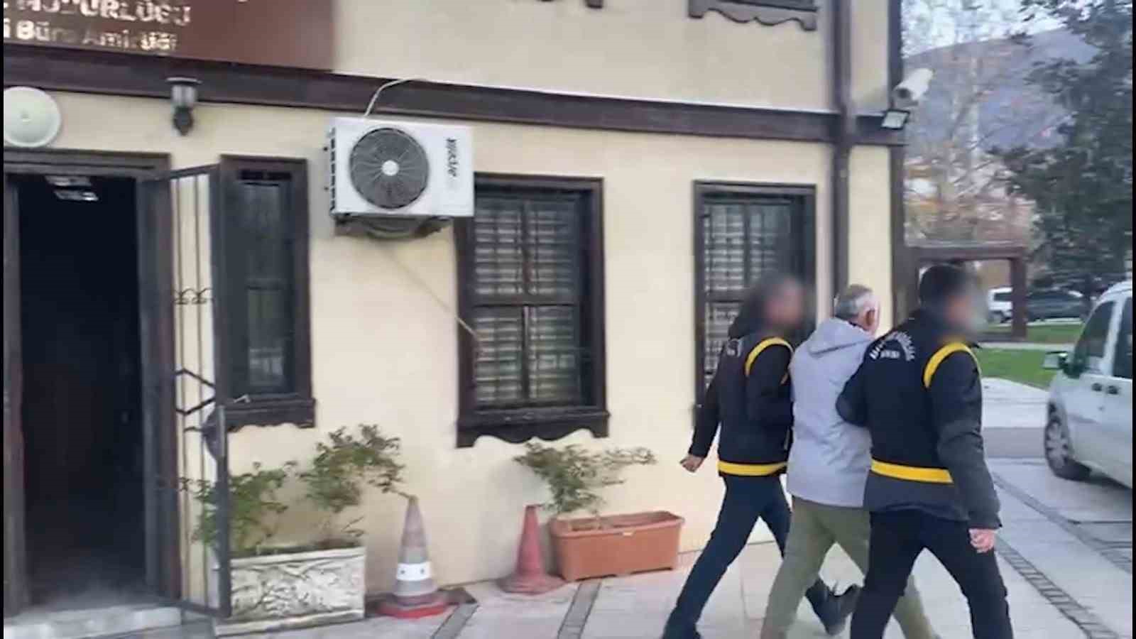Kaşla g&ouml;z arasında hırsızlık yaptı: O ş&uuml;pheliyi polis yakaladı
