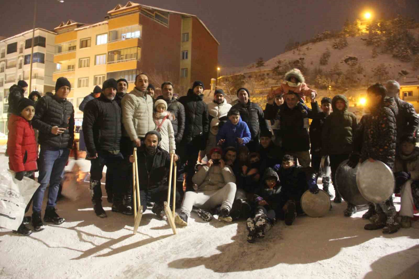 Sivas&rsquo;ta mahalleli sokağa d&ouml;k&uuml;ld&uuml;, &ccedil;ocuklar ve yetişkinler karın tadını kayarak &ccedil;ıkardı
