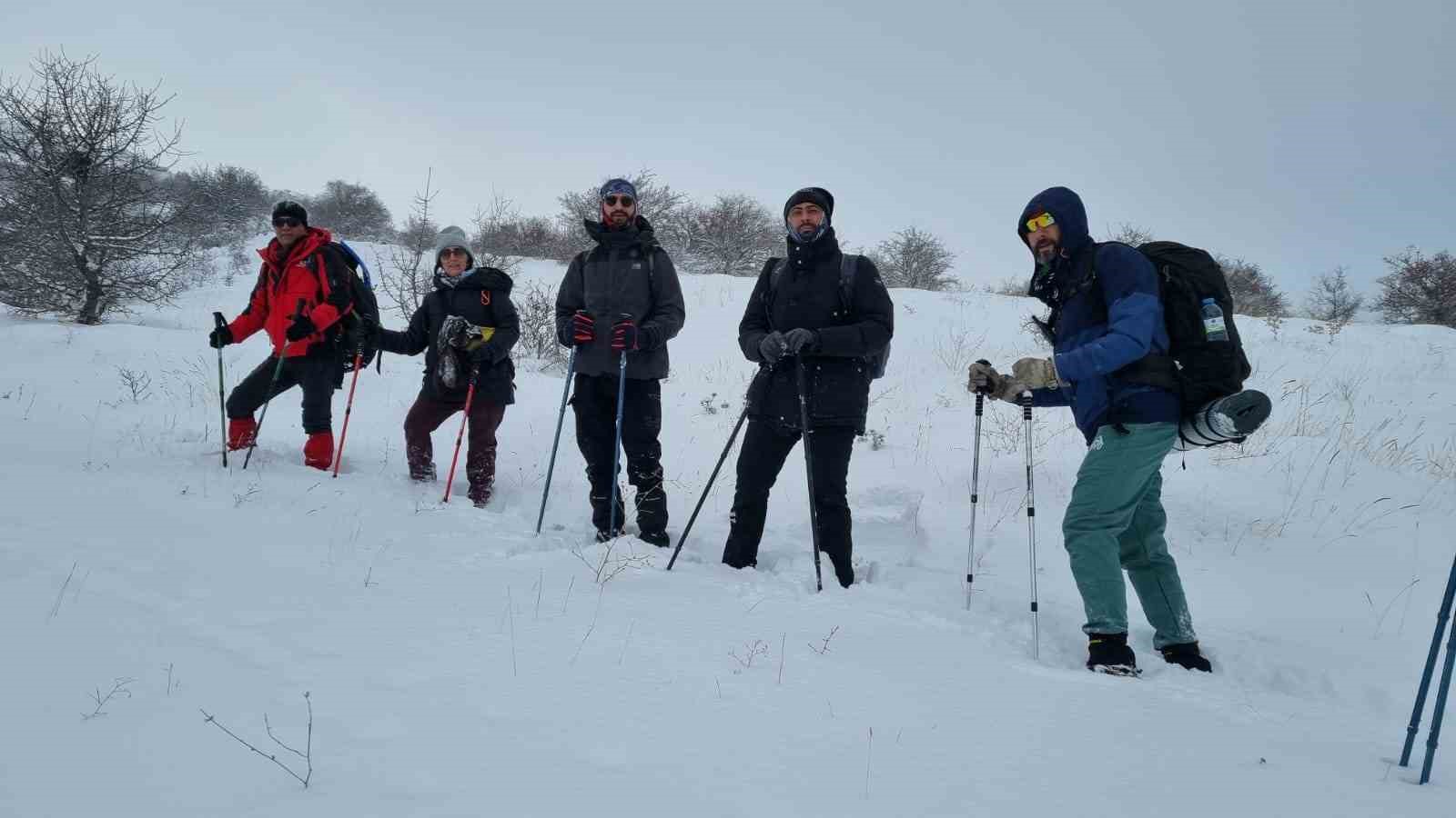 Kırşehirli dağcılar, G&ouml;n&uuml;l Dağı&rsquo;nda İstiklal Marşı okudu
