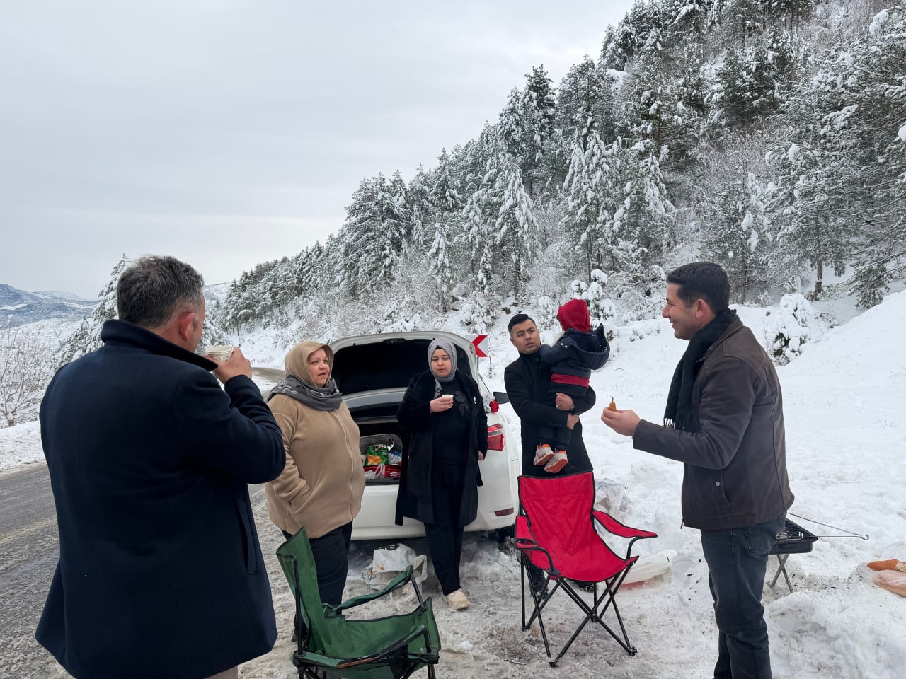 Adana’da karla mücadele: Mahsur kalan araçlar kurtarılırken vatandaşlara da sıcak içecek ikramı yapıldı