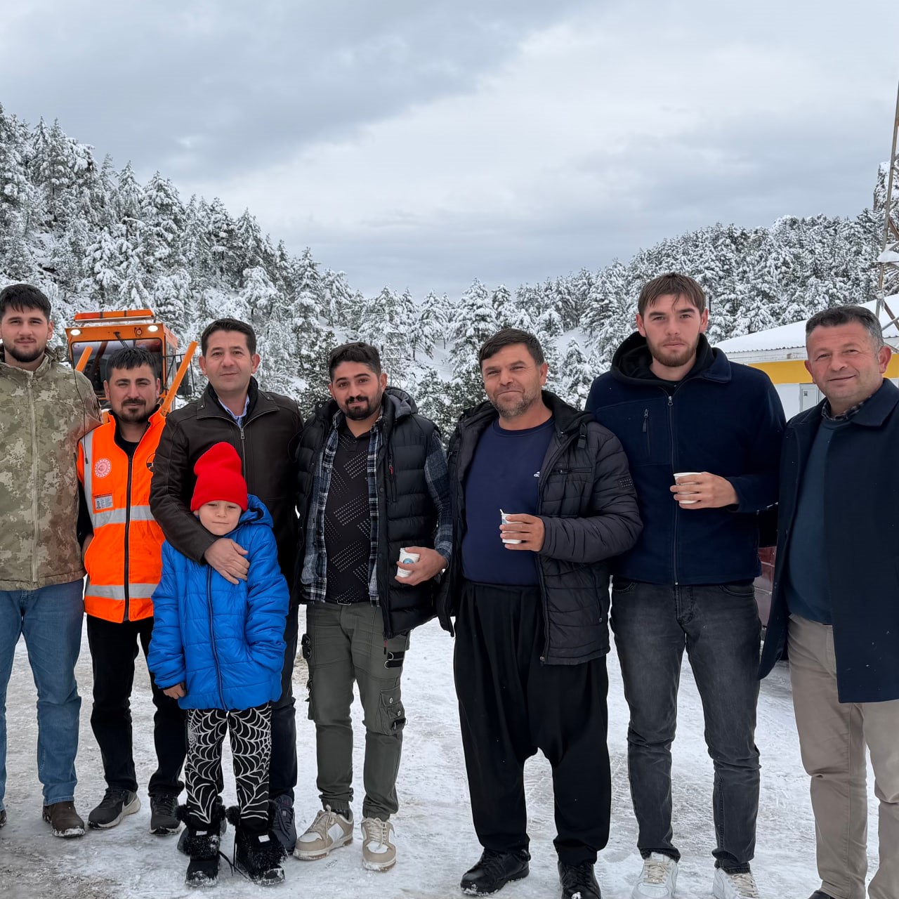 Adana&rsquo;da karla m&uuml;cadele: Mahsur kalan ara&ccedil;lar kurtarılırken vatandaşlara da sıcak i&ccedil;ecek ikramı yapıldı
