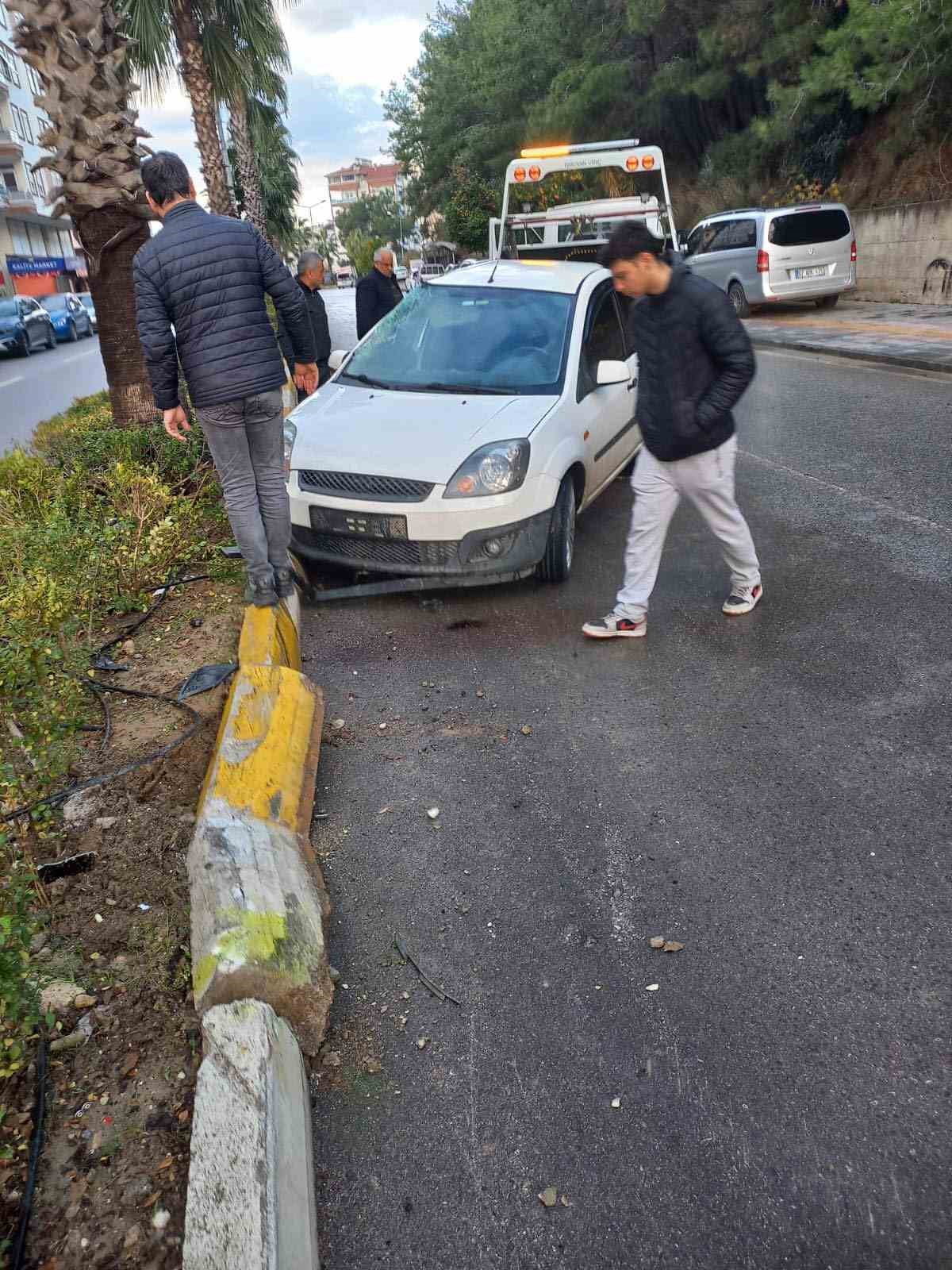Antalya&rsquo;da virajı alamadı, palmiye ağacına &ccedil;arptı
