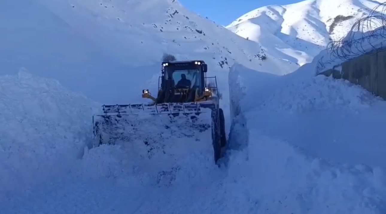 Hakkari’de kar esareti: 357 yol ulaşıma kapandı