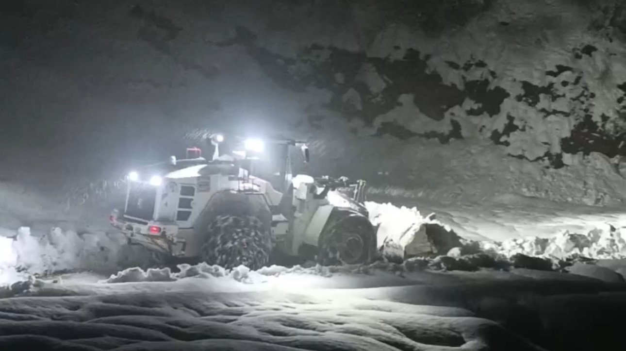 Hakkari’de kar esareti: 357 yol ulaşıma kapandı