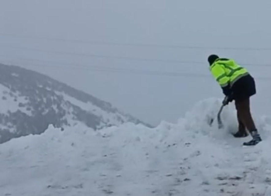 Malatya’da 2 bin rakımda dam üstlerinde kar mesaisi