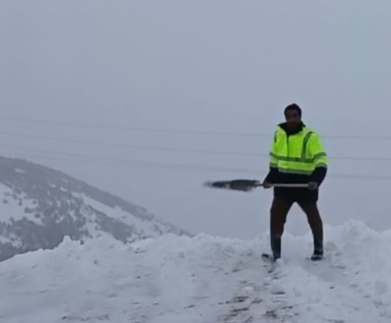 Malatya’da 2 bin rakımda dam üstlerinde kar mesaisi