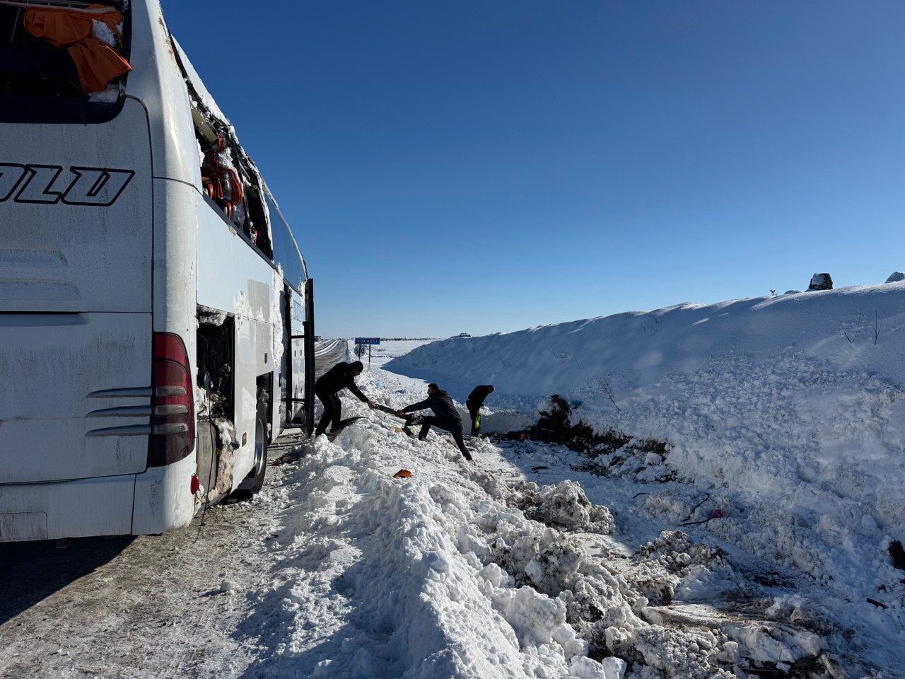 Diyarbakır&rsquo;da yolcu otob&uuml;s&uuml; devrildi: 6 yaralı
