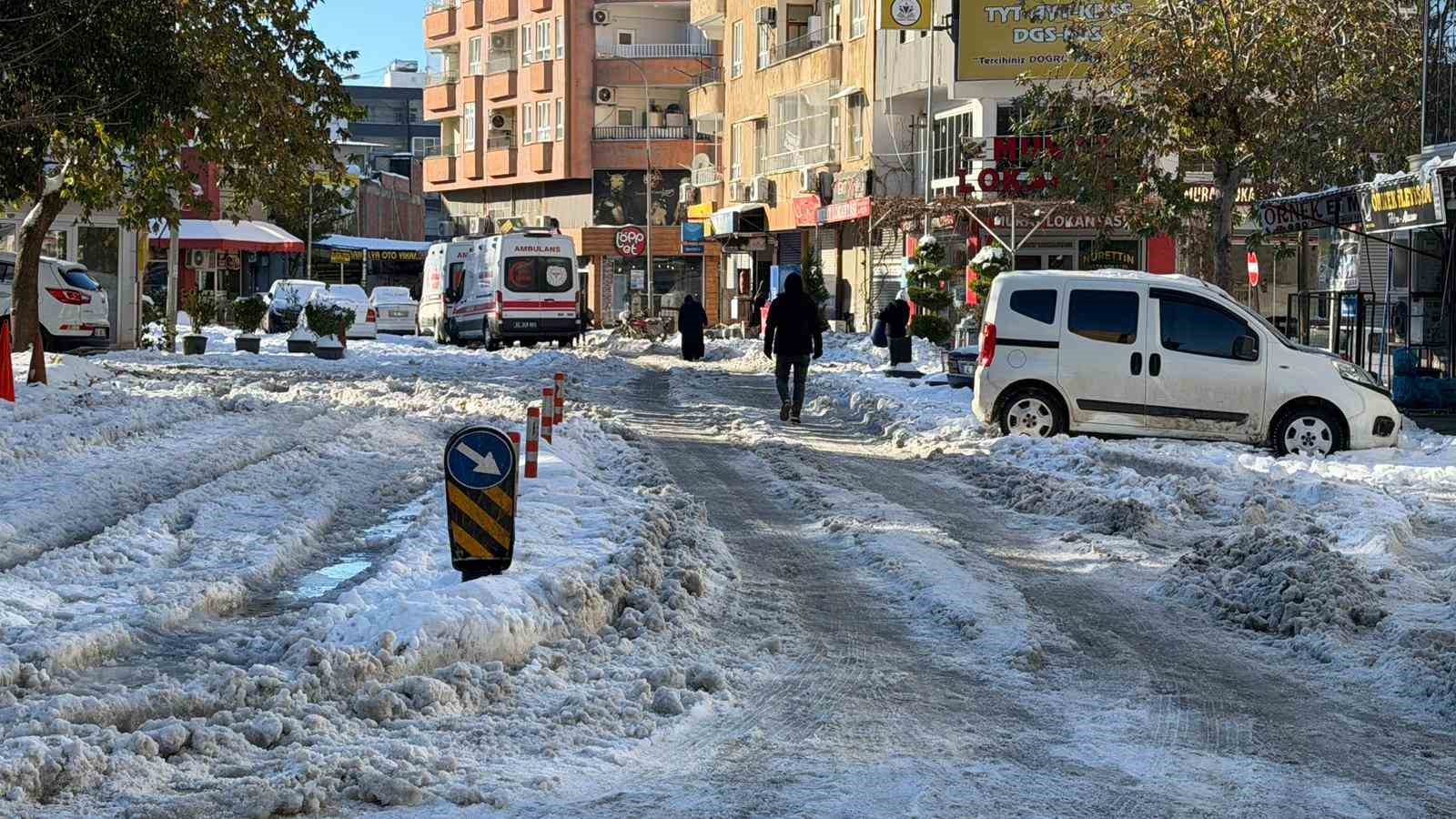 Siverek&rsquo;te buz ve kar hayatı durdurdu
