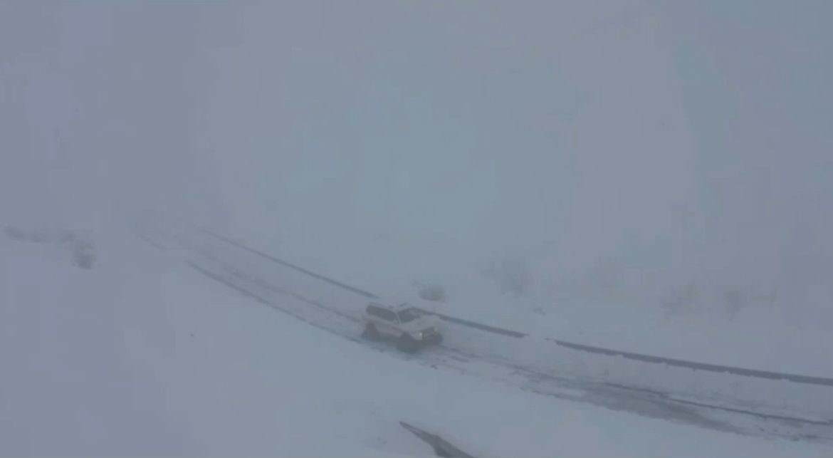 Siirt&rsquo;te yoğun kar yağışına rağmen ekipler &ccedil;alışmaya devam ediyor
