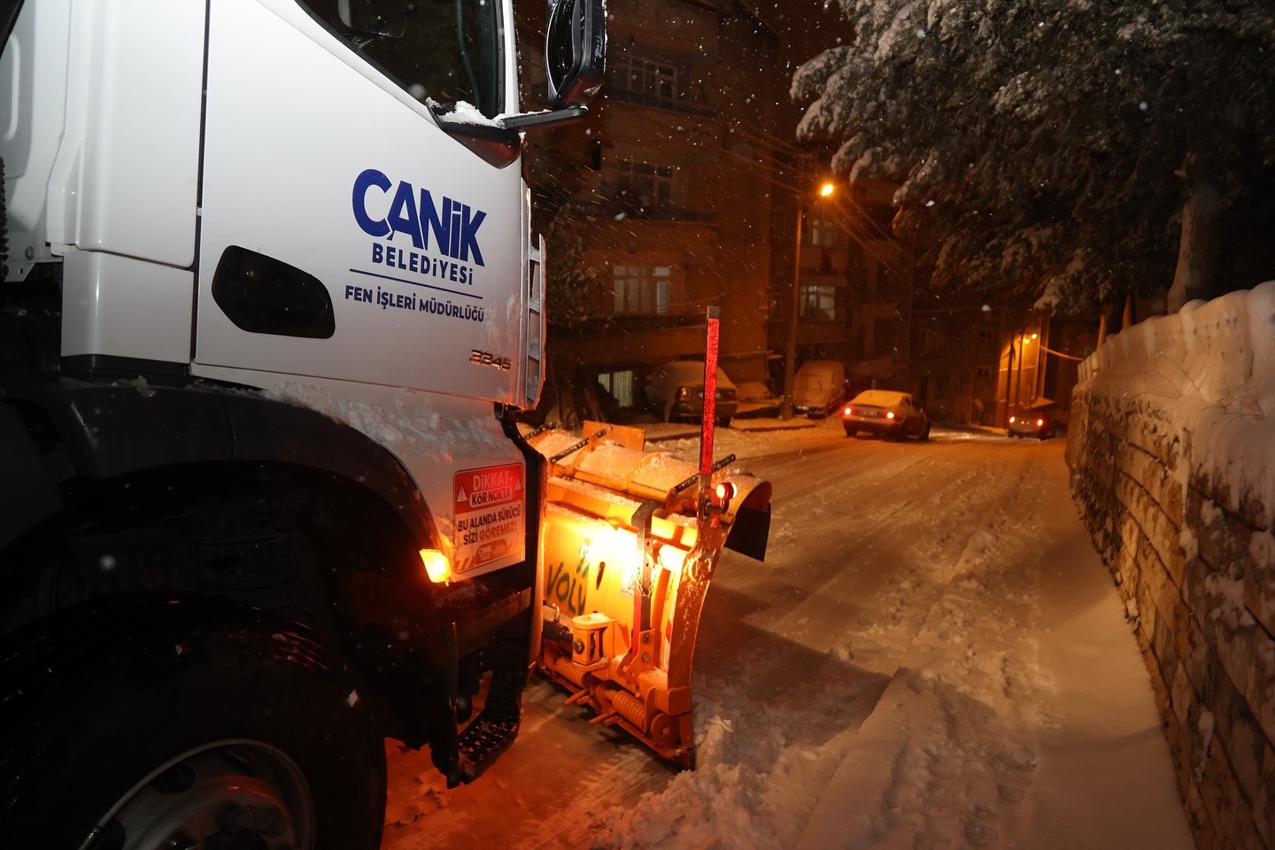 Başkan Sandık&ccedil;ı: "Karla m&uuml;cadele &ccedil;alışmalarına aralıksız devam ediyoruz"

