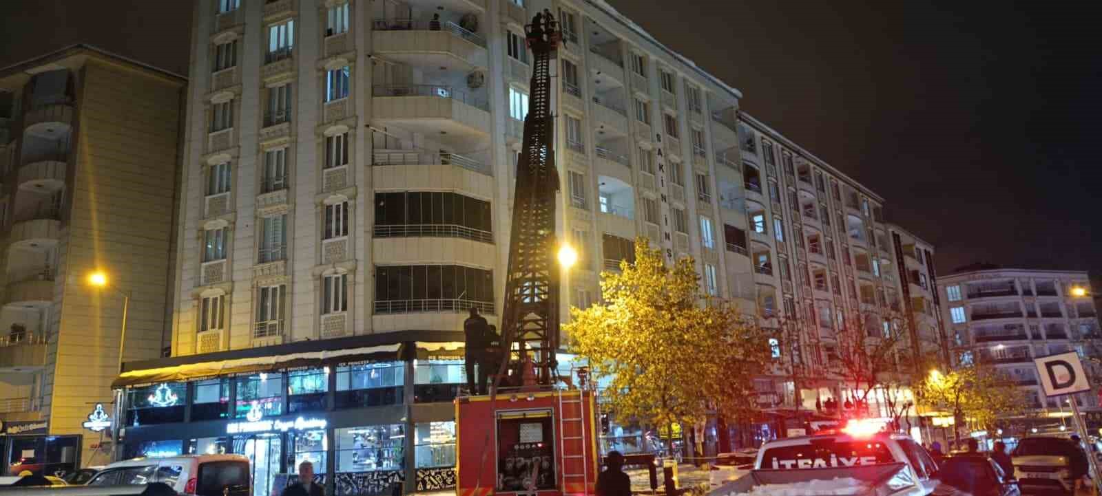 Siirt’te çatılardaki kat kütleleri itfaiye ekipleri tarafından temizlendi