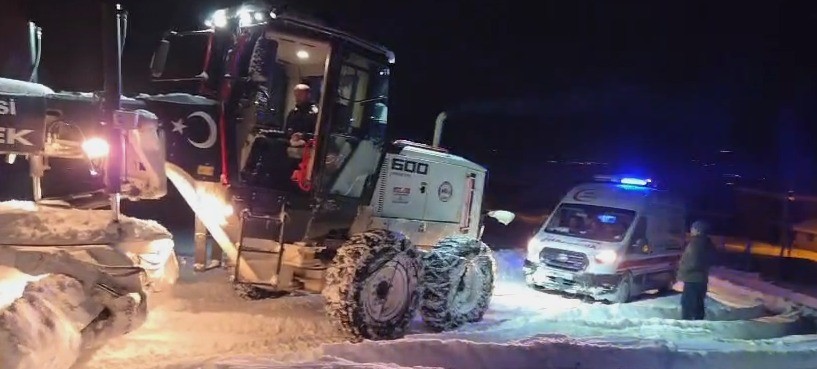 Elazığ’da hastaya giderken karda mahsur kalan ambulans kurtarıldı